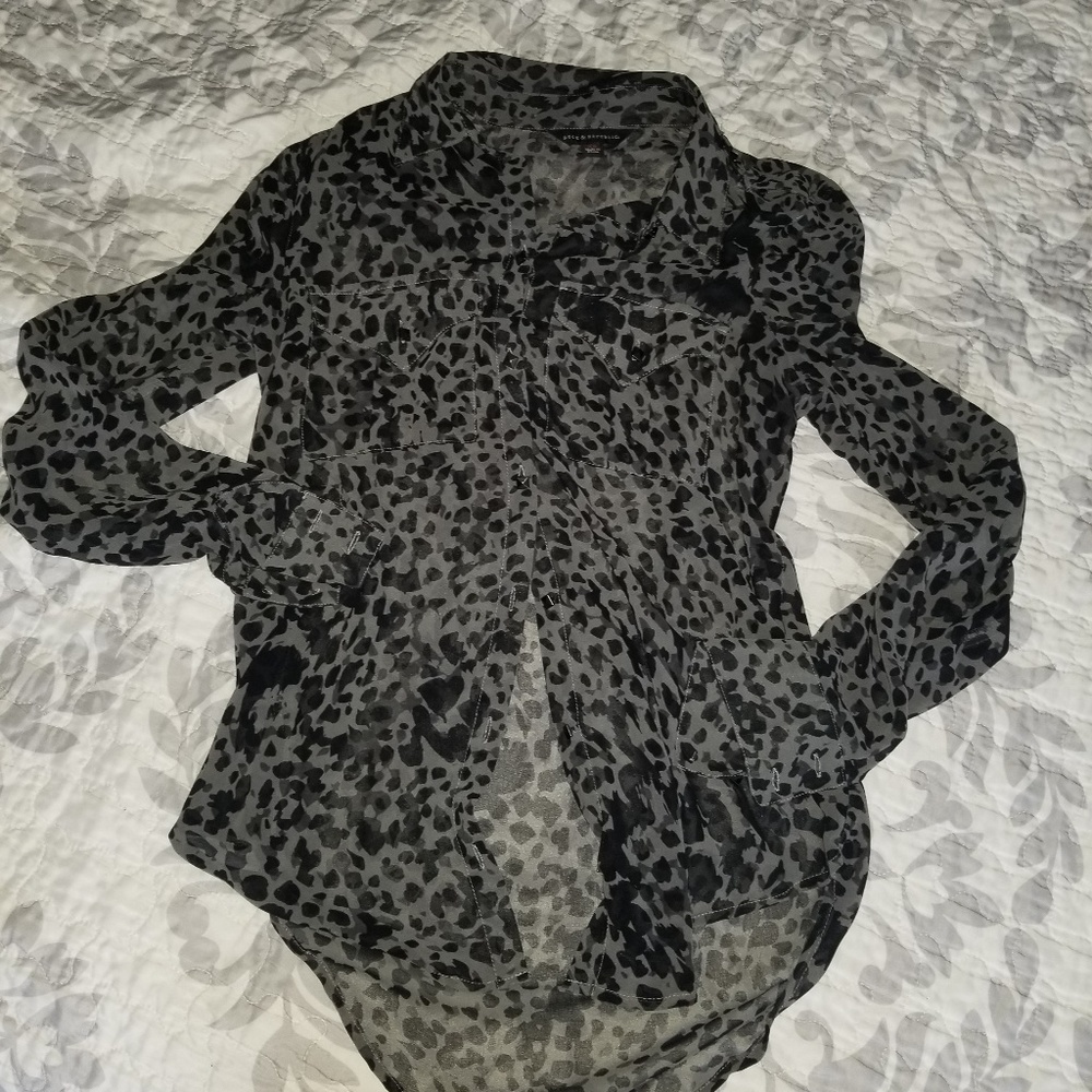 Leopard button up top xs
